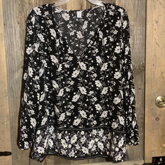 Old Navy Tops - Black flowered blouse